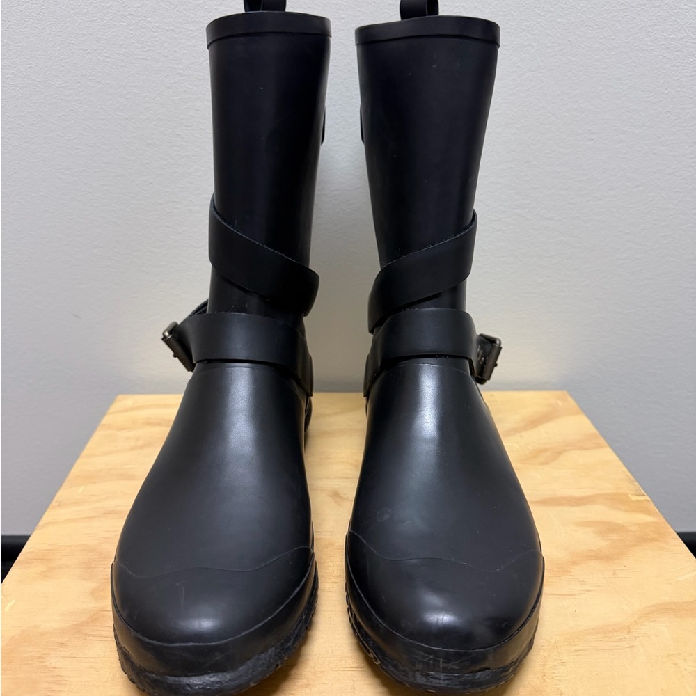 Burberry womens rubber ridding rainboots mid calf buckle Size 39